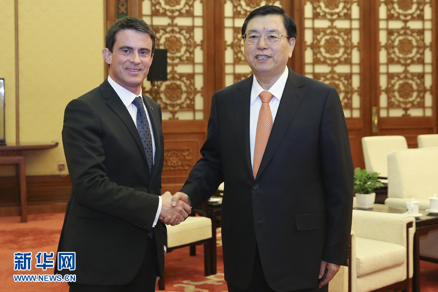 1月30日，全國(guó)人大常委會(huì)委員長(zhǎng)張德江在北京人民大會(huì)堂會(huì)見法國(guó)總理瓦爾斯。 新華社記者丁林 攝 