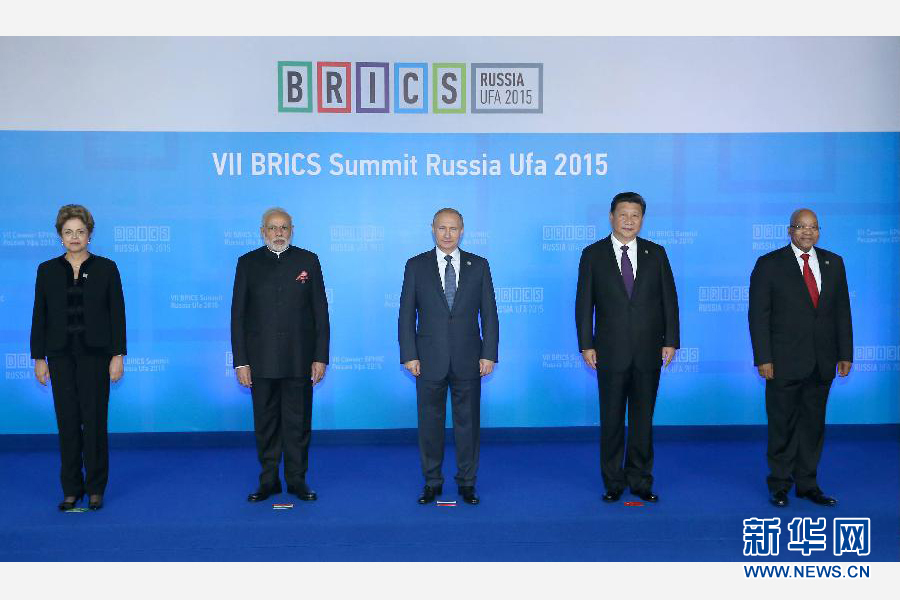 7月9日，金磚國家領(lǐng)導(dǎo)人第七次會晤在俄羅斯烏法舉行。中國國家主席習(xí)近平、俄羅斯總統(tǒng)普京、巴西總統(tǒng)羅塞夫、印度總理莫迪、南非總統(tǒng)祖馬出席。這是金磚國家領(lǐng)導(dǎo)人集體合影。新華社記者 龐興雷 攝