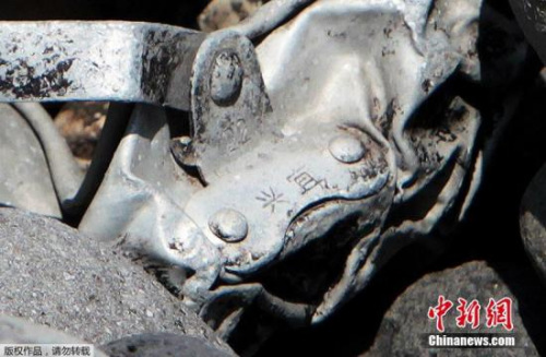 圖為疑似飛機(jī)金屬殘片上刻有中文&ldquo;宜興&rdquo;兩字。