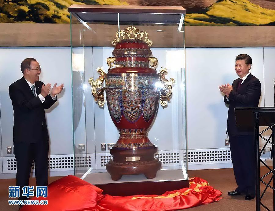 9月27日，國(guó)家主席習(xí)近平在紐約出席中國(guó)向聯(lián)合國(guó)贈(zèng)送&ldquo;和平尊&rdquo;儀式。聯(lián)合國(guó)秘書(shū)長(zhǎng)潘基文出席。 新華社記者 李濤 攝 