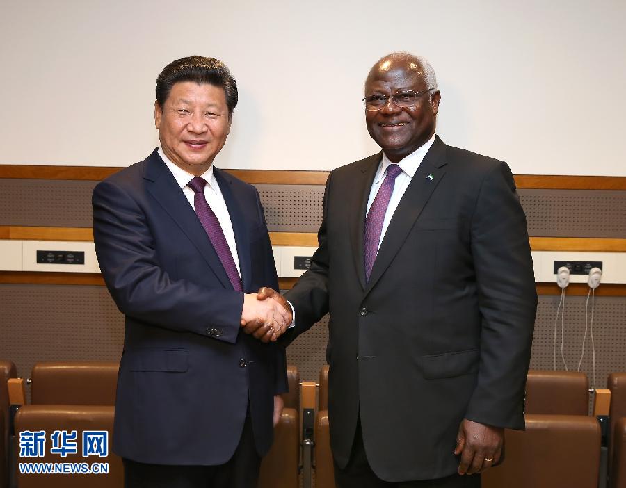 9月27日，國家主席習(xí)近平在紐約會見塞拉利昂總統(tǒng)科羅馬。新華社記者 龐興雷 攝 