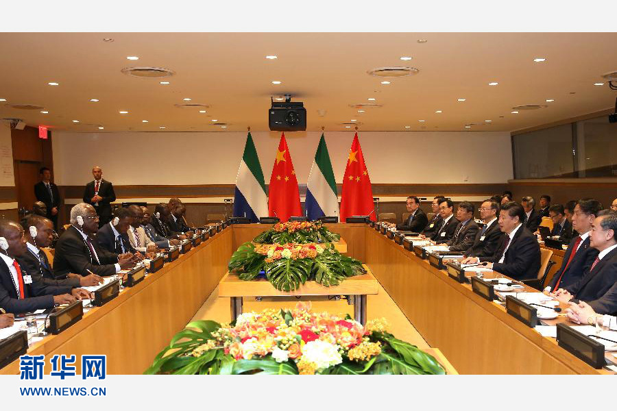 9月27日，國家主席習(xí)近平在紐約會見塞拉利昂總統(tǒng)科羅馬。新華社記者 龐興雷 攝