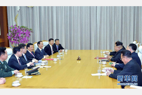 10月9日，中共中央政治局常委、中央書記處書記劉云山在平壤百花園迎賓館會(huì)見朝鮮勞動(dòng)黨第一書記金正恩。 新華社記者 李濤 攝 