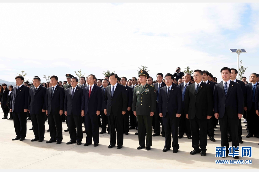 10月11日，中共中央政治局常委、中央書記處書記劉云山專程趕赴安州祭掃中國人民志愿軍烈士陵園，向中國人民志愿軍烈士敬獻花籃并默哀。 新華社記者 饒愛民 攝