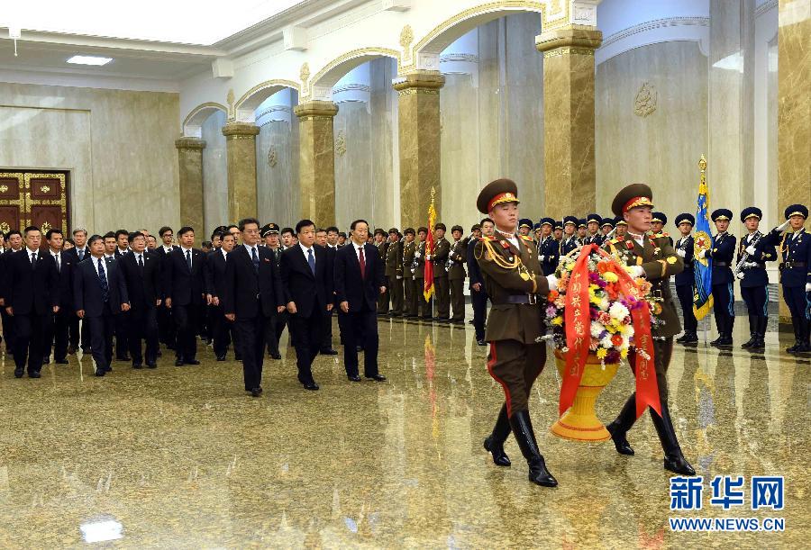 10月11日，中共中央政治局常委、中央書記處書記劉云山前往錦繡山太陽宮，向金日成主席和金正日總書記塑像敬獻花籃。 新華社記者饒愛民攝