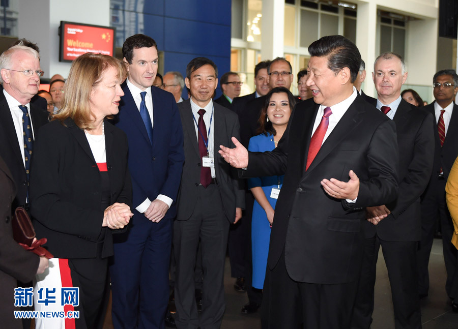 10月21日，國家主席習近平在倫敦參觀帝國理工學院。這是習近平同該校員工親切交談。 新華社記者 謝環(huán)馳 攝