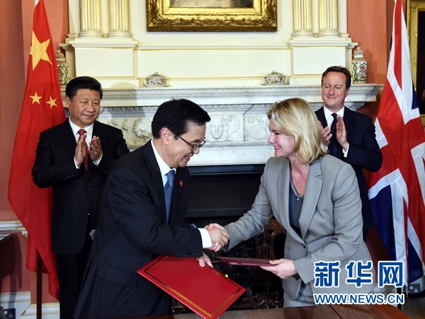 10月21日，國(guó)家主席習(xí)近平在倫敦唐寧街首相府同英國(guó)首相卡梅倫舉行會(huì)談。這是會(huì)談結(jié)束后，兩國(guó)領(lǐng)導(dǎo)人共同見(jiàn)證雙邊合作文件的簽署。新華社記者 饒愛(ài)民 攝 