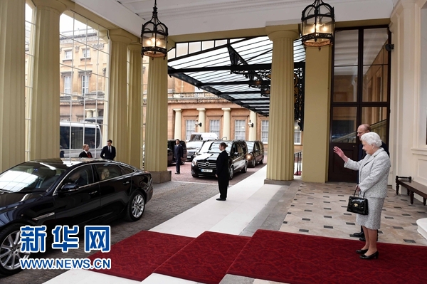 10月22日，國(guó)家主席習(xí)近平和夫人彭麗媛離開(kāi)白金漢宮。離開(kāi)前，英國(guó)女王伊麗莎白二世和丈夫菲利普親王專(zhuān)門(mén)前來(lái)同習(xí)近平夫婦親切話別。新華社記者 饒愛(ài)民 攝 