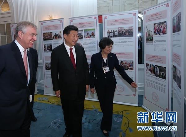 10月22日，國家主席習(xí)近平在倫敦出席全英孔子學(xué)院和孔子課堂年會開幕式。這是習(xí)近平參觀全英孔子學(xué)院和孔子課堂成果圖片展。 新華社記者 龐興雷 攝