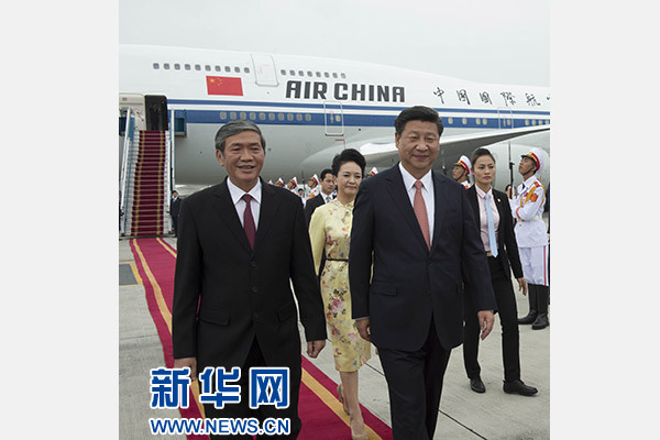 11月5日，中共中央總書記、國家主席習(xí)近平抵達越南首都河內(nèi)，開始對越南進行國事訪問。這是越南高級官員到機場迎接習(xí)近平和夫人彭麗媛。新華社記者李學(xué)仁攝