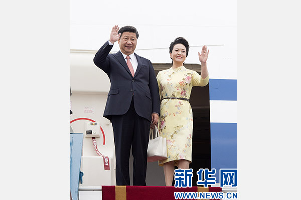 11月5日，中共中央總書記、國家主席習(xí)近平抵達越南首都河內(nèi)，開始對越南進行國事訪問。這是習(xí)近平和夫人彭麗媛步出艙門向歡迎人群揮手致意。新華社記者 李學(xué)仁 攝