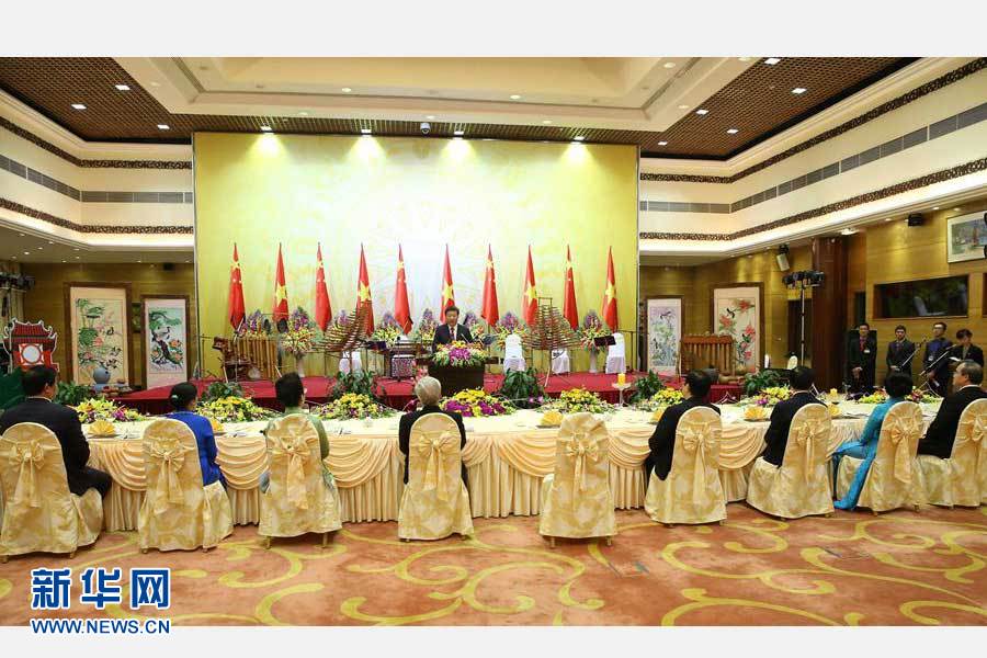 11月5日，中共中央總書記、國(guó)家主席習(xí)近平和夫人彭麗媛出席越共中央總書記阮富仲和越南國(guó)家主席張晉創(chuàng)在河內(nèi)國(guó)際會(huì)議中心舉行的盛大歡迎晚宴。新華社記者 龐興雷 攝 