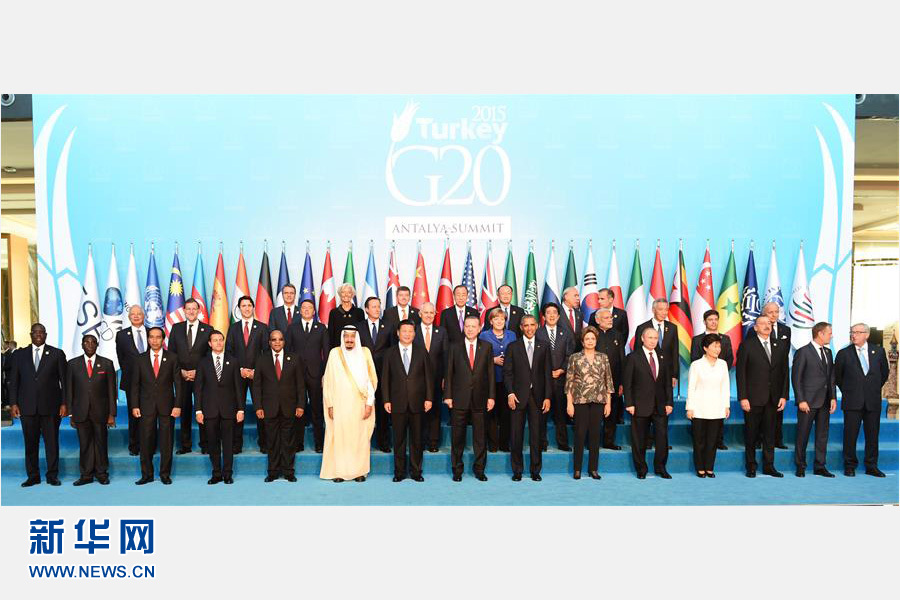 11月15日，中國國家主席習(xí)近平出席在土耳其安塔利亞舉行的二十國集團(tuán)領(lǐng)導(dǎo)人第十次峰會。這是習(xí)近平主席同與會領(lǐng)導(dǎo)人合影。 新華社記者李學(xué)仁 攝 