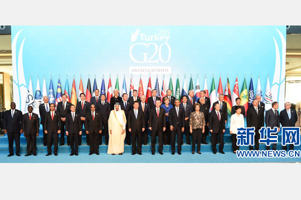 11月15日，二十國集團(tuán)領(lǐng)導(dǎo)人第十次峰會在土耳其安塔利亞舉行。國家主席習(xí)近平出席并發(fā)表題為《創(chuàng)新增長路徑共享發(fā)展成果》的重要講話。這是習(xí)近平主席同與會領(lǐng)導(dǎo)人合影。 新華社記者 李學(xué)仁 攝