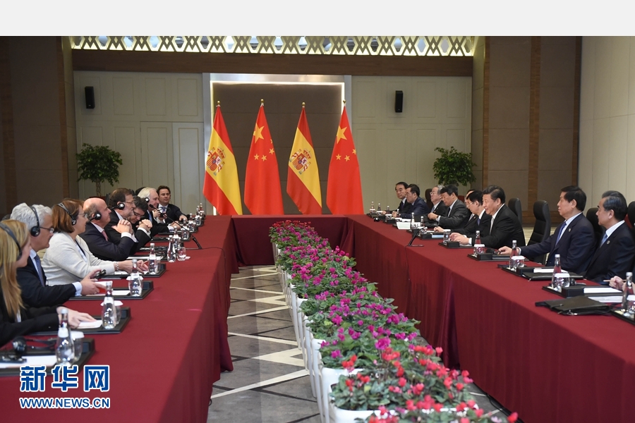 11月16日，國(guó)家主席習(xí)近平在土耳其安塔利亞會(huì)見(jiàn)西班牙首相拉霍伊。 新華社記者 張鐸 攝