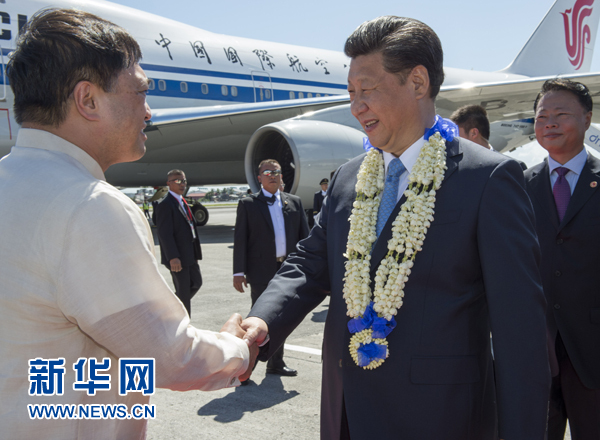 11月17日，國家主席習(xí)近平抵達(dá)菲律賓首都馬尼拉尼諾&middot;阿基諾國際機場，出席即將舉行的亞太經(jīng)合組織第二十三次領(lǐng)導(dǎo)人非正式會議。菲律賓高級官員到機場迎接習(xí)近平主席。新華社記者李學(xué)仁攝