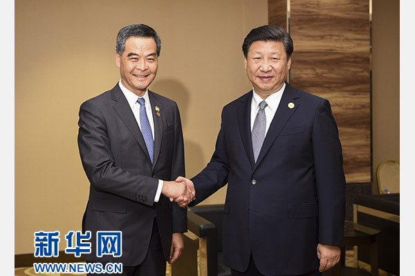 11月18日，國家主席習近平在菲律賓馬尼拉會見前來出席亞太經合組織第二十三次領導人非正式會議的香港特別行政區(qū)行政長官梁振英。新華社記者謝環(huán)馳攝