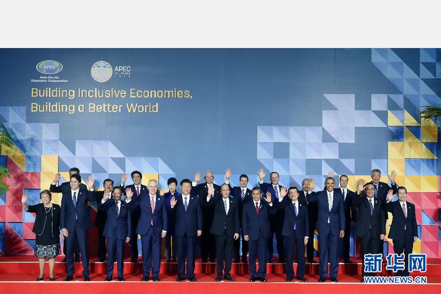 這是會議開始前，國家主席習近平同其他亞太經(jīng)合組織成員經(jīng)濟體領(lǐng)導(dǎo)人、代表合影。 新華社記者 姚大偉 攝