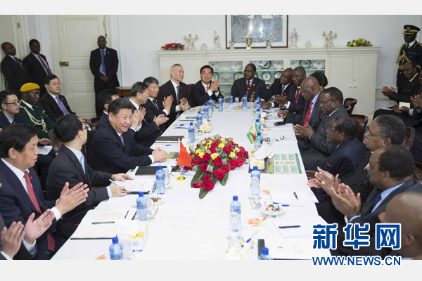 12月1日，國家主席習(xí)近平在哈拉雷同津巴布韋總統(tǒng)穆加貝舉行會(huì)談。 新華社記者 黃敬文 攝 