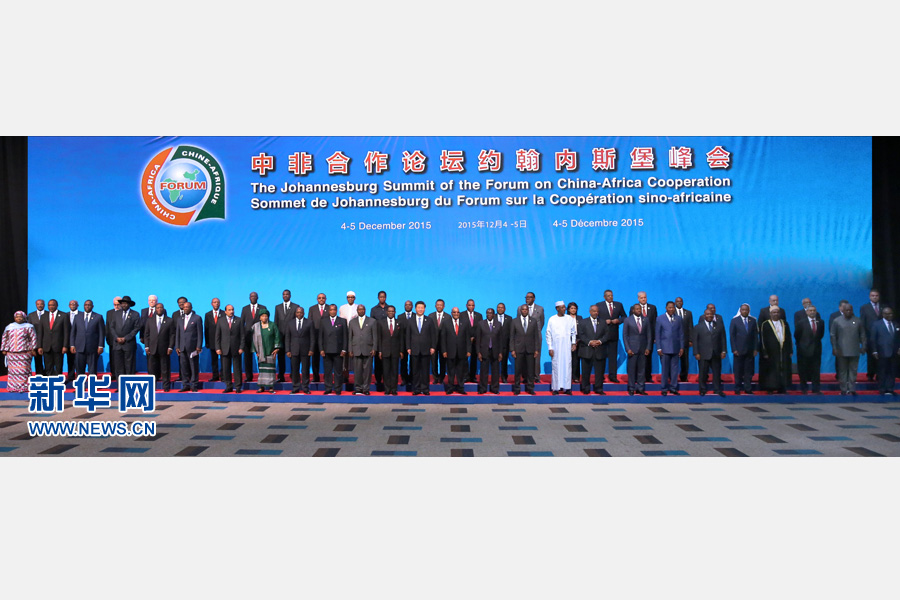 12月4日，國(guó)家主席習(xí)近平出席中非合作論壇約翰內(nèi)斯堡峰會(huì)開幕式并發(fā)表致辭。這是開幕式后，習(xí)近平同與會(huì)國(guó)家和地區(qū)組織領(lǐng)導(dǎo)人或代表集體合影。新華社記者龐興雷攝 