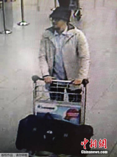 比利時(shí)聯(lián)邦警察公布一張機(jī)場(chǎng)監(jiān)控拍攝下的三名機(jī)場(chǎng)恐襲嫌疑犯的視頻截圖。