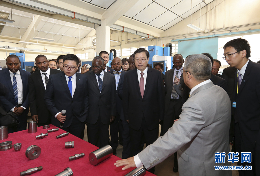 這是3月25日，張德江在肯尼亞首都內(nèi)羅畢考察中肯職業(yè)教育合作示范中心。 新華社記者丁林?jǐn)z