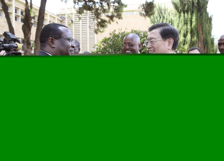 這是3月24日，張德江在肯尼亞首都內(nèi)羅畢與肯尼亞參議長埃蘇羅舉行會談。 新華社記者馬占成攝