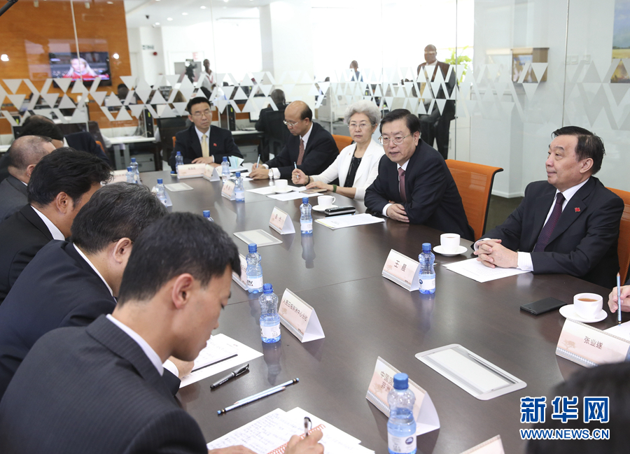 這是3月25日，張德江在肯尼亞首都內(nèi)羅畢考察中央電視臺非洲分臺并接見中央媒體駐非洲機(jī)構(gòu)負(fù)責(zé)人。 新華社記者馬占成攝