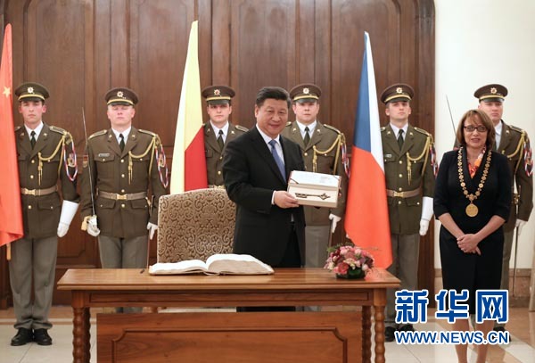 當(dāng)?shù)貢r(shí)間3月29日，國(guó)家主席習(xí)近平在捷克布拉格會(huì)見布拉格市長(zhǎng)科爾娜喬娃，并接受科爾娜喬娃代表該市贈(zèng)予的城市鑰匙。 新華社記者 龐興雷攝