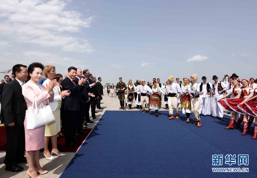 6月17日，國家主席習(xí)近平乘專機(jī)抵達(dá)貝爾格萊德，開始對塞爾維亞共和國進(jìn)行國事訪問。塞爾維亞民眾跳起歡快熱情的傳統(tǒng)舞蹈科羅舞熱烈歡迎習(xí)近平和夫人彭麗媛到訪。新華社記者 饒愛民 攝 