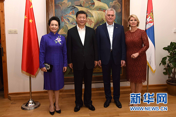 當(dāng)?shù)貢r(shí)間6月17日，國(guó)家主席習(xí)近平同塞爾維亞總統(tǒng)尼科利奇在貝爾格萊德舉行會(huì)晤。這是習(xí)近平和夫人彭麗媛同尼科利奇夫婦在和平別墅合影。新華社記者饒愛民攝