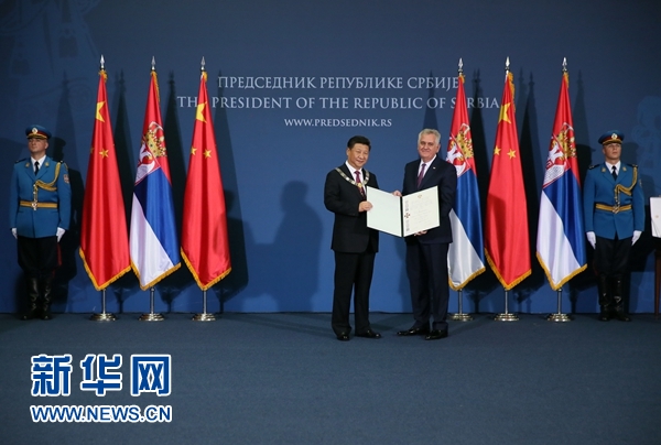 6月18日，國(guó)家主席習(xí)近平在貝爾格萊德同塞爾維亞總統(tǒng)尼科利奇舉行會(huì)談。會(huì)談后，尼科利奇向習(xí)近平授予塞爾維亞最高級(jí)別勛章&ldquo;共和國(guó)一級(jí)榮譽(yù)勛章&rdquo;，感謝習(xí)近平為中塞關(guān)系發(fā)展作出的杰出貢獻(xiàn)。新華社記者蘭紅光攝 