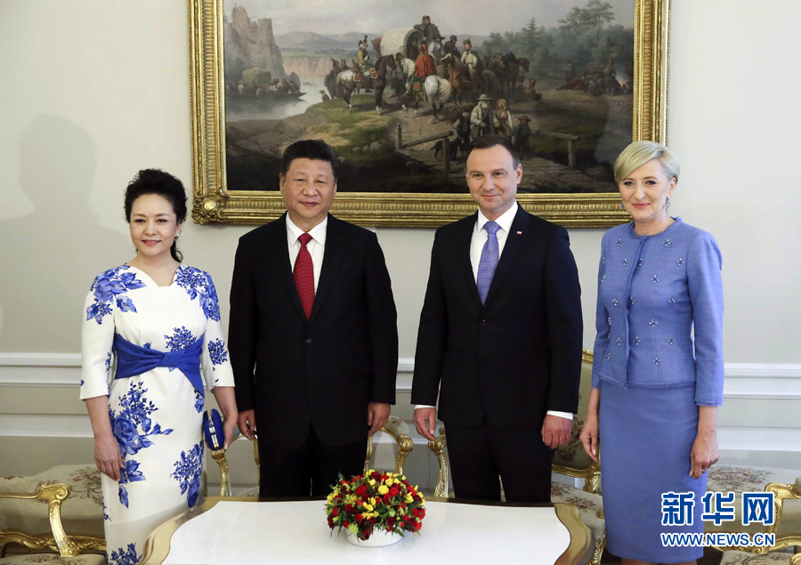 6月20日，國家主席習(xí)近平出席波蘭總統(tǒng)杜達(dá)在華沙總統(tǒng)府舉行的隆重歡迎儀式。歡迎儀式后，習(xí)近平和夫人彭麗媛同杜達(dá)和夫人阿加塔簡短寒暄。新華社記者 蘭紅光 攝