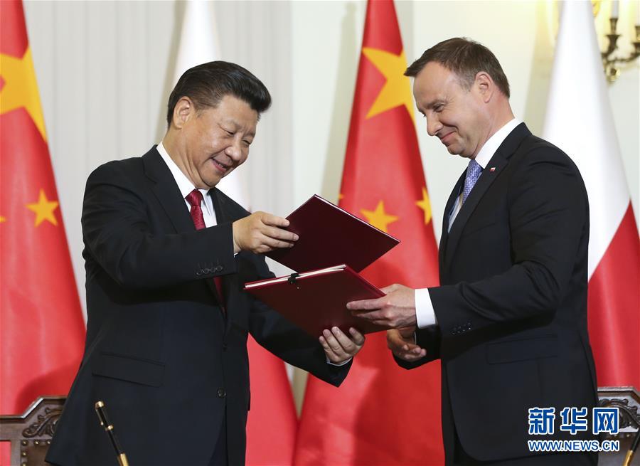 6月20日，國家主席習近平在華沙同波蘭總統(tǒng)杜達舉行會談。這是會談后，兩國元首共同簽署《中華人民共和國和波蘭共和國關于建立全面戰(zhàn)略伙伴關系的聯(lián)合聲明》。新華社記者蘭紅光攝