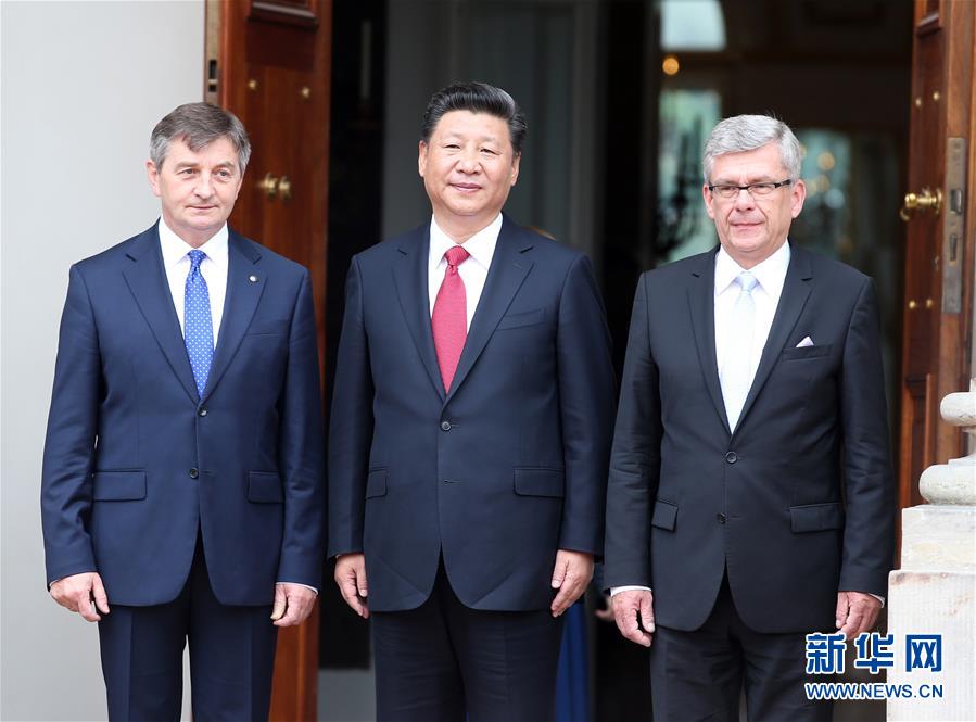 6月20日，國家主席習(xí)近平在華沙瓦津基公園水上宮殿會見波蘭參議長卡切夫斯基（右）和眾議長庫赫欽斯基。 新華社記者 姚大偉 攝  