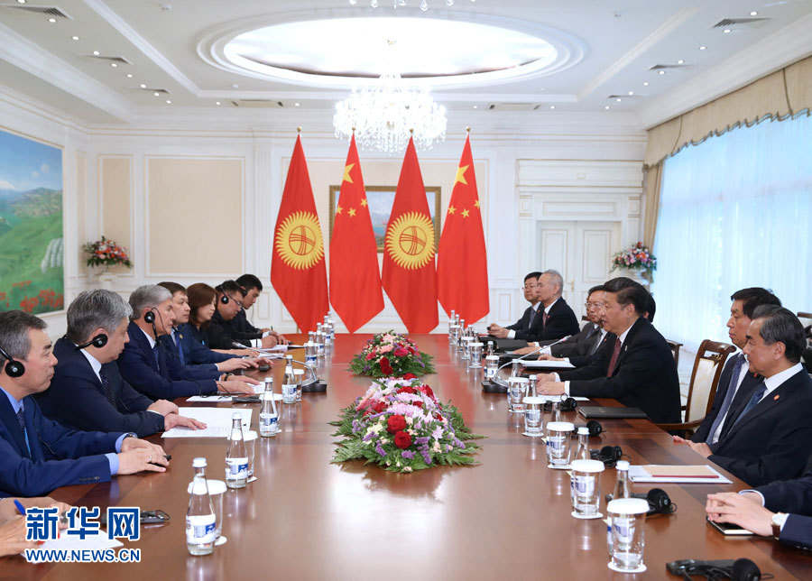 6月24日，國家主席習(xí)近平在烏茲別克斯坦塔什干會見吉爾吉斯斯坦總統(tǒng)阿坦巴耶夫。 新華社記者 馬占成 攝