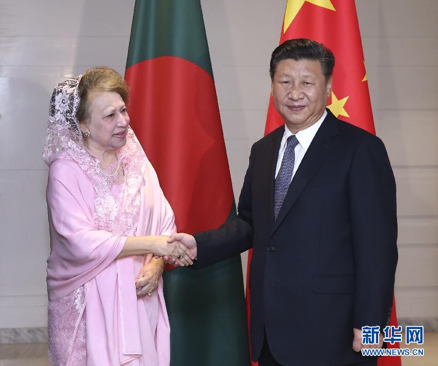 10月14日，國(guó)家主席習(xí)近平在達(dá)卡會(huì)見(jiàn)孟加拉國(guó)民族主義黨主席卡莉達(dá)&middot;齊亞。  新華社記者龐興雷攝 