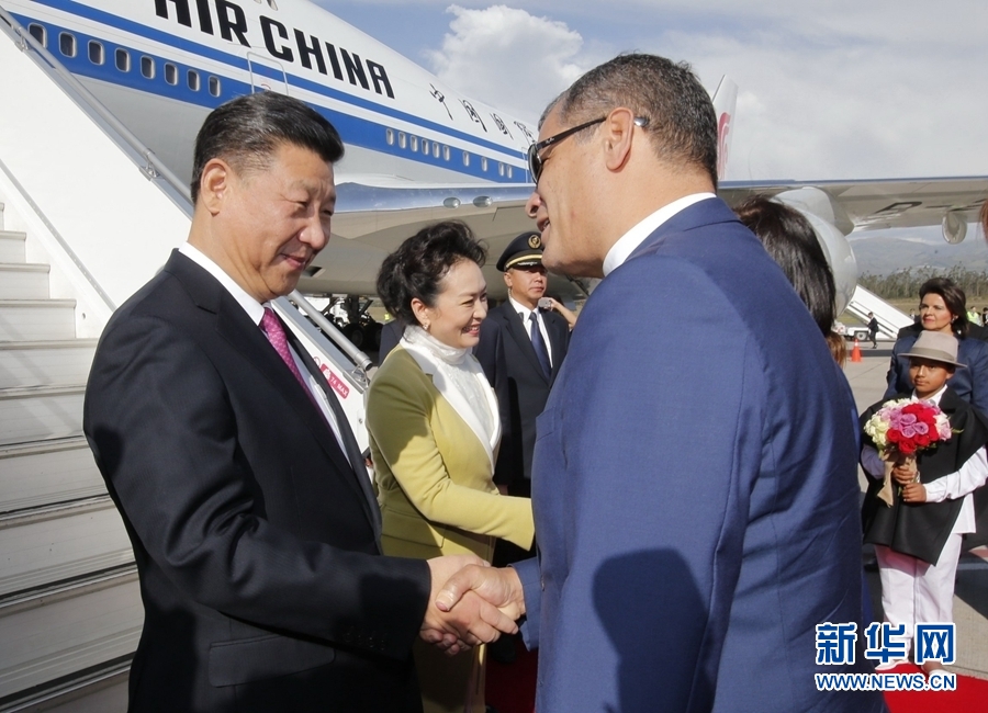 當(dāng)?shù)貢r(shí)間11月17日，國家主席習(xí)近平乘專機(jī)抵達(dá)基多，開始對厄瓜多爾共和國進(jìn)行國事訪問。厄瓜多爾總統(tǒng)科雷亞和夫人馬勒布等在舷梯旁熱情迎接習(xí)近平和夫人彭麗媛。新華社記者 鞠鵬 攝