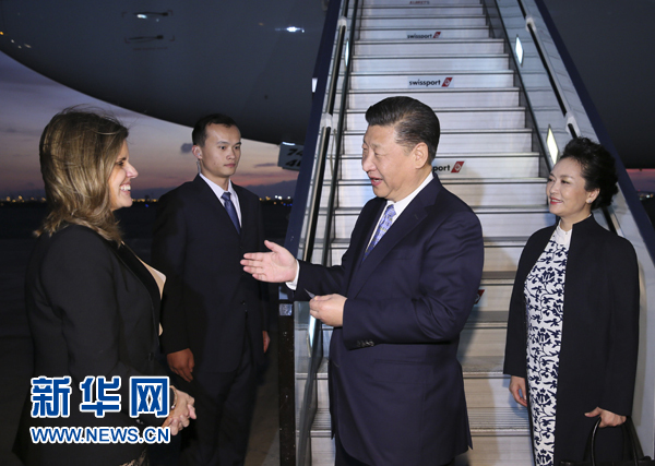 當(dāng)?shù)貢r間11月18日，國家主席習(xí)近平抵達(dá)利馬，出席亞太經(jīng)合組織第二十四次領(lǐng)導(dǎo)人非正式會議并對秘魯共和國進(jìn)行國事訪問。習(xí)近平和夫人彭麗媛受到秘魯副總統(tǒng)阿勞斯等熱情迎接。新華社記者 蘭紅光 攝