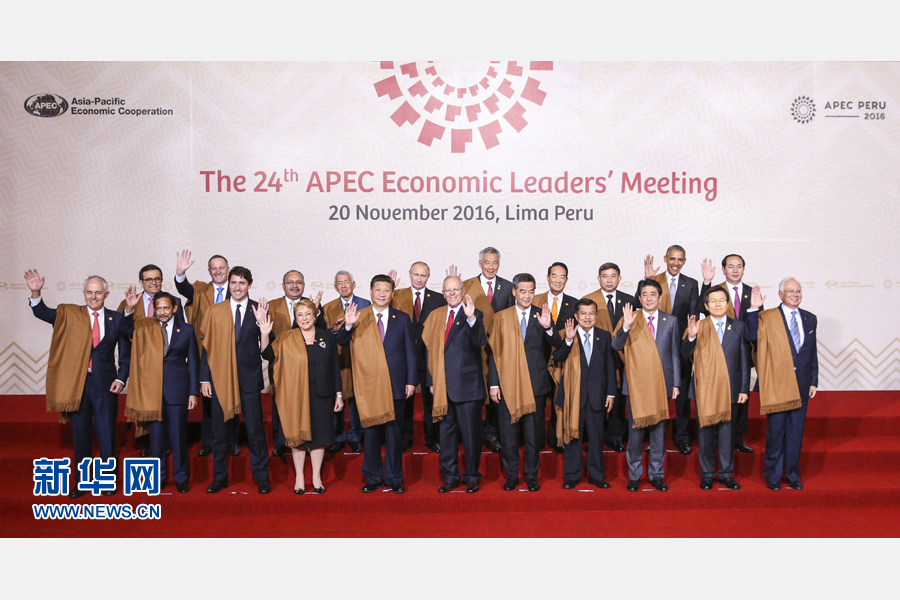 11月20日，亞太經合組織第二十四次領導人非正式會議在秘魯利馬舉行。國家主席習近平出席并發(fā)表題為《面向未來開拓進取促進亞太發(fā)展繁榮》的重要講話。這是會議期間，國家主席習近平同其他亞太經合組織成員經濟體領導人、代表合影。 新華社記者 丁林 攝