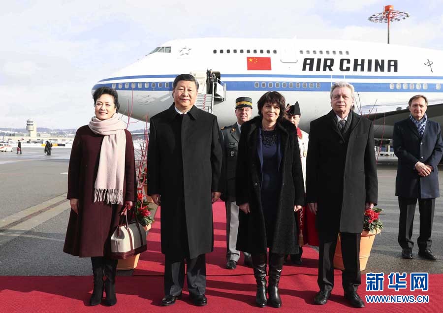 1月15日，國家主席習近平乘專機抵達蘇黎世，開始對瑞士聯(lián)邦進行國事訪問。這是瑞士聯(lián)邦主席洛伊特哈德在機場為習近平和夫人彭麗媛舉行隆重歡迎儀式。 新華社記者 蘭紅光 攝