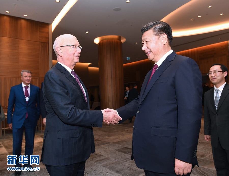 1月17日，國家主席習近平在瑞士達沃斯會見世界經濟論壇主席施瓦布。 新華社記者 饒愛民 攝