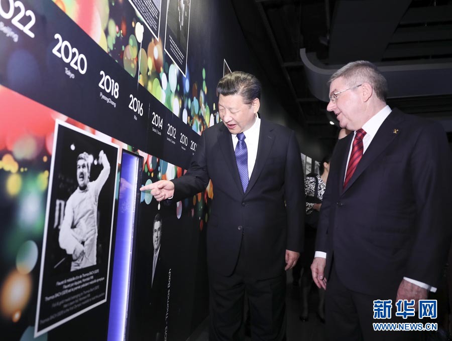 1月18日，國家主席習(xí)近平在瑞士洛桑國際奧林匹克博物館會見國際奧林匹克委員會主席巴赫。這是習(xí)近平在巴赫陪同下，參觀巴赫作為擊劍運(yùn)動員參加奧運(yùn)會的照片。新華社記者 蘭紅光 攝