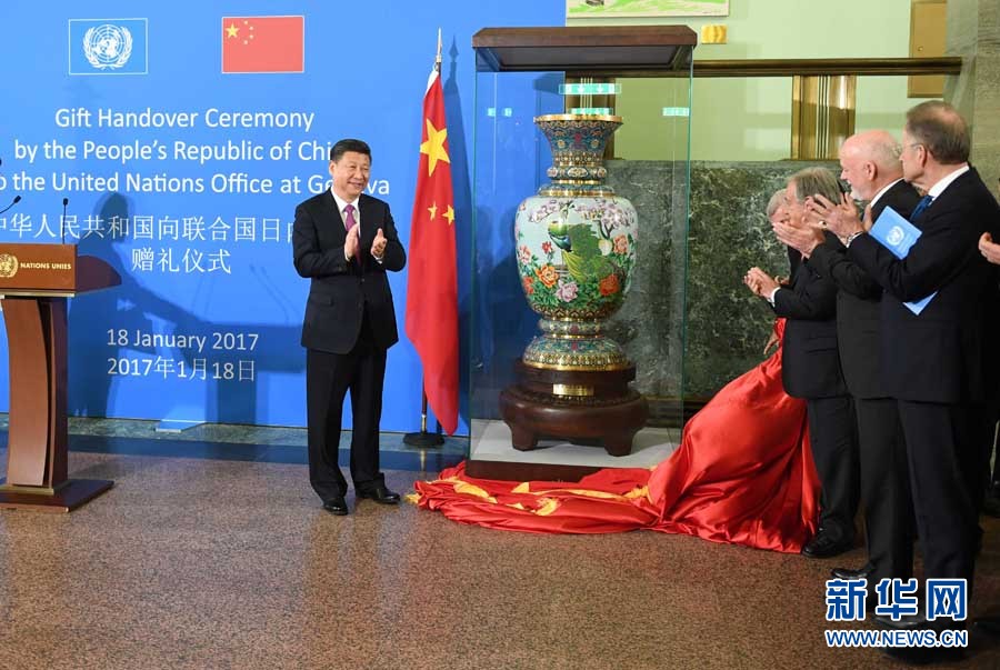 1月18日，國家主席習(xí)近平在瑞士日內(nèi)瓦萬國宮出席&ldquo;共商共筑人類命運(yùn)共同體&rdquo;高級別會議，并發(fā)表題為《共同構(gòu)建人類命運(yùn)共同體》的主旨演講。這是會議結(jié)束后，習(xí)近平出席中國向聯(lián)合國日內(nèi)瓦總部贈禮儀式。新華社記者 張鐸 攝