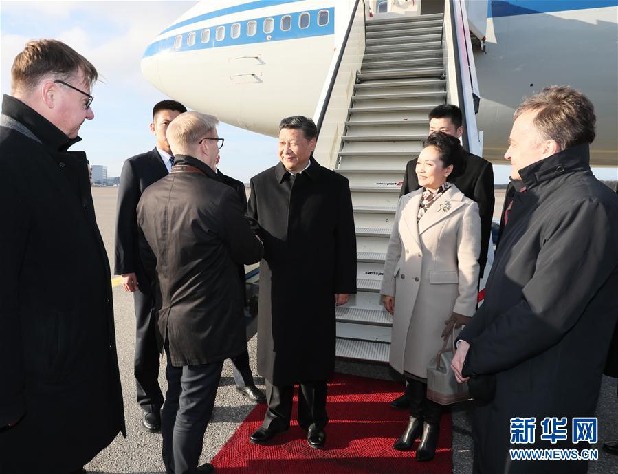 4月4日，國家主席習(xí)近平乘專機抵達赫爾辛基，開始對芬蘭共和國進行國事訪問。這是芬蘭政府代表、農(nóng)業(yè)與環(huán)境部長蒂利凱寧等在舷梯旁熱情迎接習(xí)近平和夫人彭麗媛。新華社記者 蘭紅光 攝 