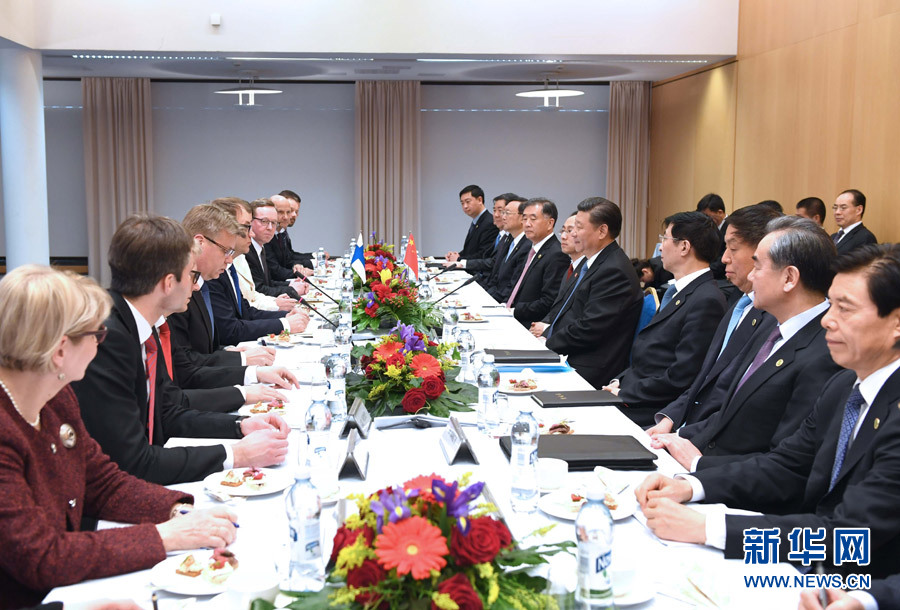 4月5日，國家主席習(xí)近平在赫爾辛基會見芬蘭總理西比萊。 新華社記者饒愛民 攝 