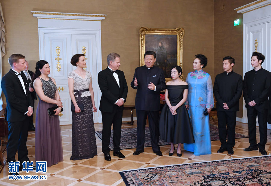 當(dāng)?shù)貢r間4月5日晚，國家主席習(xí)近平和芬蘭總統(tǒng)尼尼斯托在赫爾辛基共同會見剛剛參加完2017年世界花樣滑冰錦標(biāo)賽的中芬兩國冰雪運動員代表。習(xí)近平夫人彭麗媛和尼尼斯托夫人豪吉歐參加會見。新華社記者 饒愛民 攝