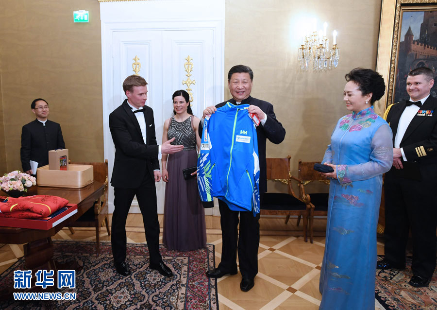 當(dāng)?shù)貢r間4月5日晚，國家主席習(xí)近平和芬蘭總統(tǒng)尼尼斯托在赫爾辛基共同會見剛剛參加完2017年世界花樣滑冰錦標(biāo)賽的中芬兩國冰雪運動員代表。習(xí)近平夫人彭麗媛和尼尼斯托夫人豪吉歐參加會見。這是芬蘭運動員向習(xí)近平和夫人彭麗媛贈送運動衣。新華社記者 饒愛民 攝