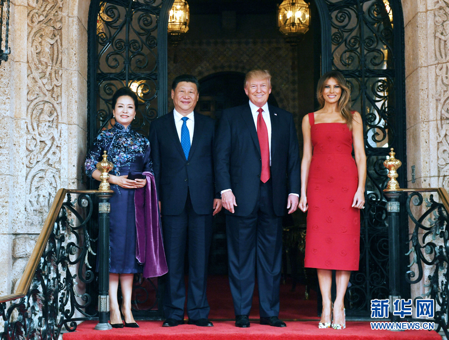 當(dāng)?shù)貢r間4月6日，國家主席習(xí)近平在美國佛羅里達(dá)州海湖莊園同美國總統(tǒng)特朗普舉行中美元首會晤。這是習(xí)近平和夫人彭麗媛同特朗普和夫人梅拉尼婭合影留念。新華社記者 饒愛民 攝 