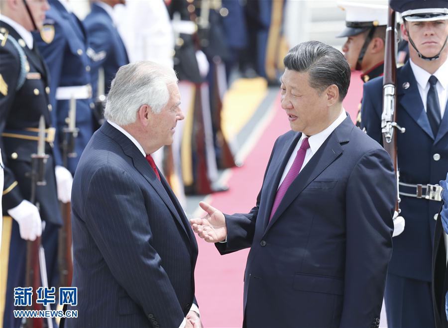 4月6日，國(guó)家主席習(xí)近平乘專機(jī)抵達(dá)美國(guó)佛羅里達(dá)州，將在海湖莊園同美國(guó)總統(tǒng)特朗普舉行中美元首會(huì)晤。習(xí)近平和夫人彭麗媛受到美國(guó)國(guó)務(wù)卿蒂勒森夫婦等熱情迎接。新華社記者 丁林 攝 